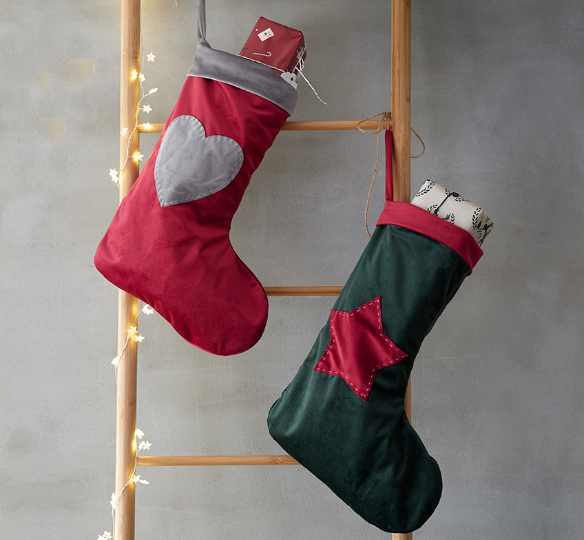 Božićne čarape u crvenoj i zelenoj boji na dekorativnim merdevinama