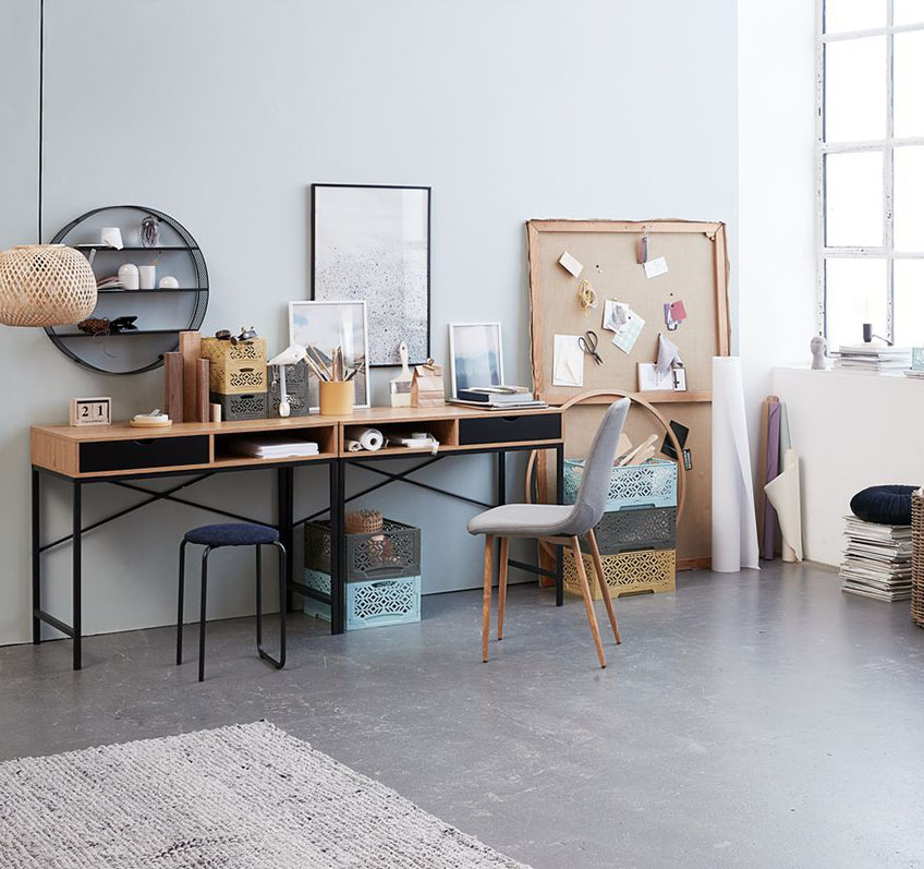 Kućna kreativna kancelarija sa dva radna stola, okruglom zidnom policom i kutijama za odlaganje