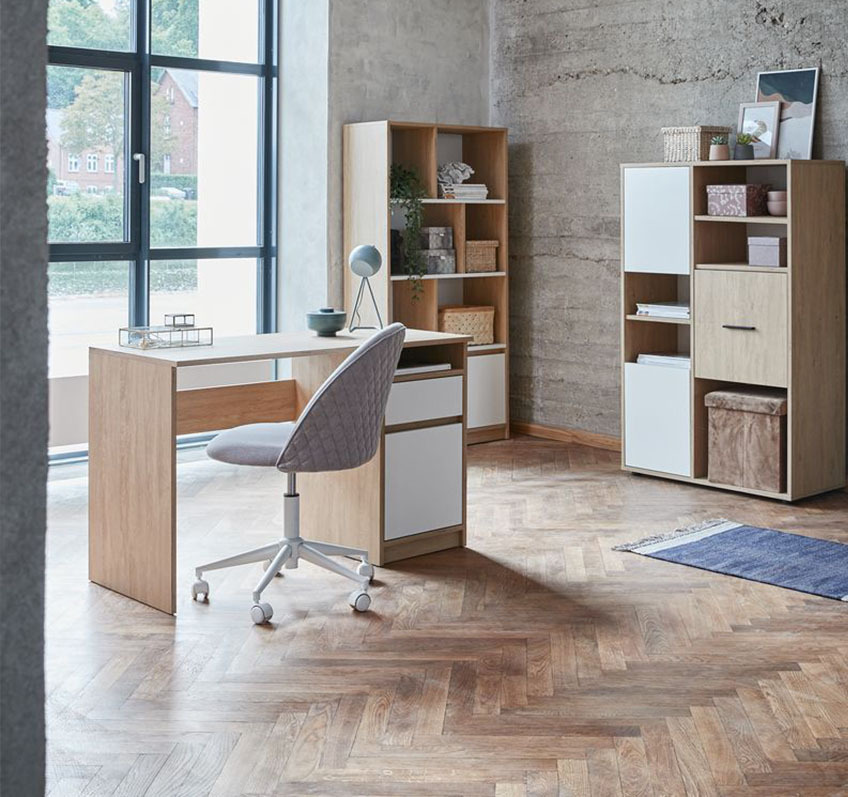 Kućna kancelarija sa sivom stolicom i drveno belim nameštajem 