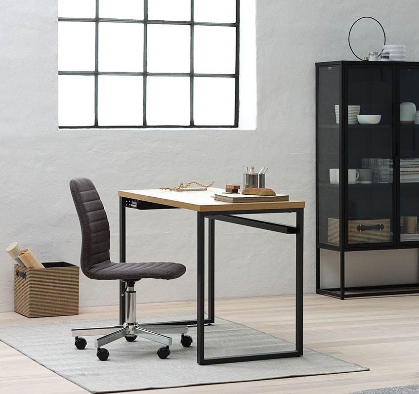 Kućna kancelarija sa sivom stolicom i crnom vitrinom