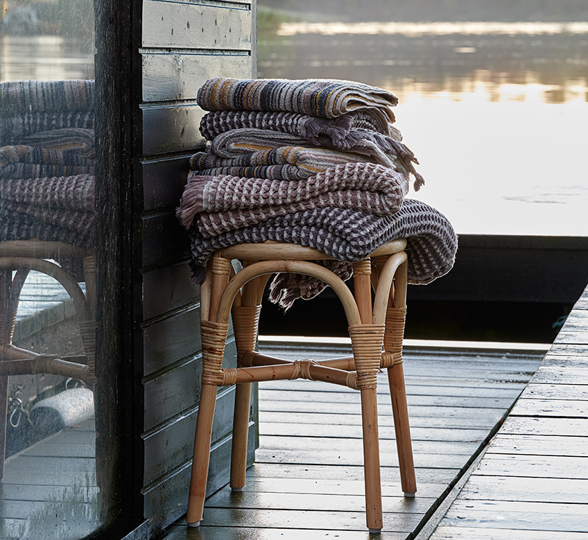 Peškiri, mali peškiri i prugasti peškiri na stolici pored jezera