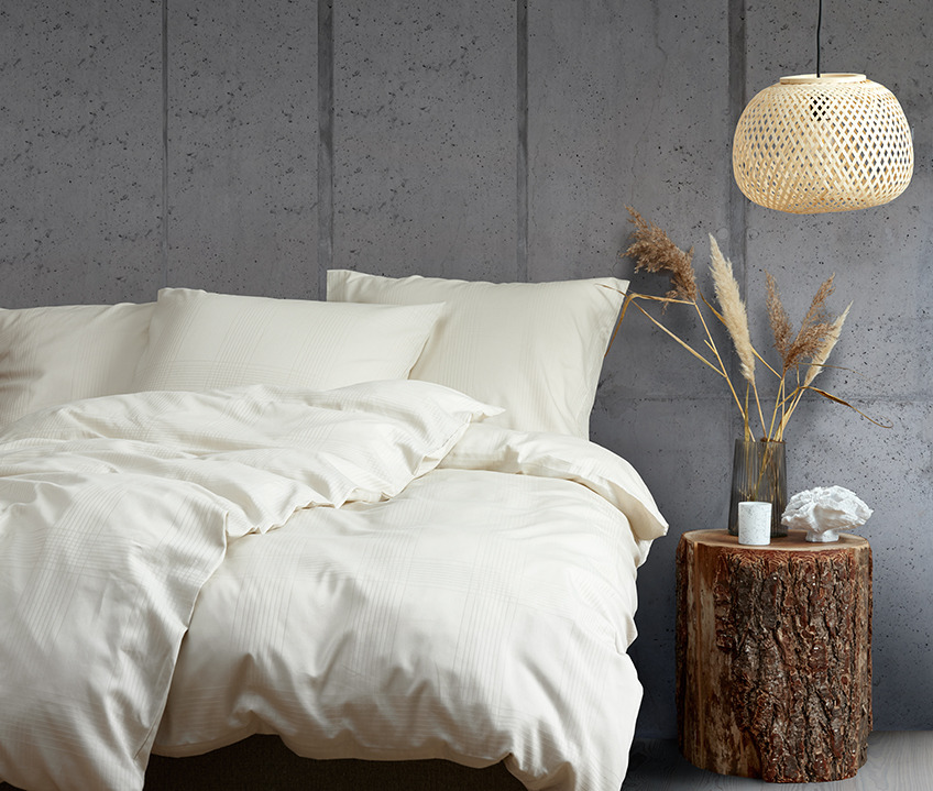 Elegantna spavaća soba umirujućeg nordijskog izgleda i krevet sa posteljinom boje peska