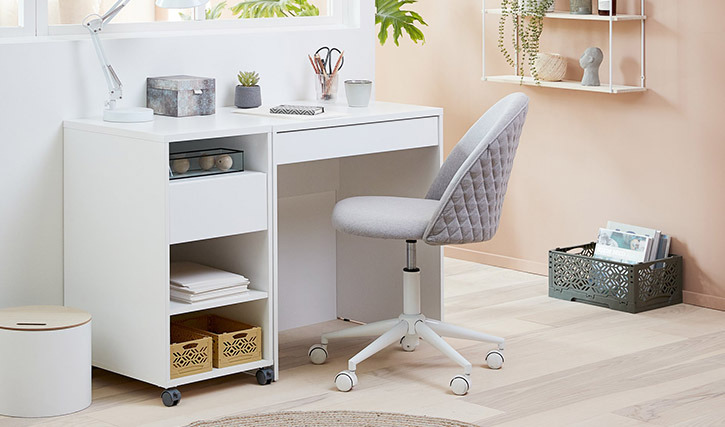 Kućna kancelarija sa belim radnim stolom i fokarom i siva radna stolica sa točkićima