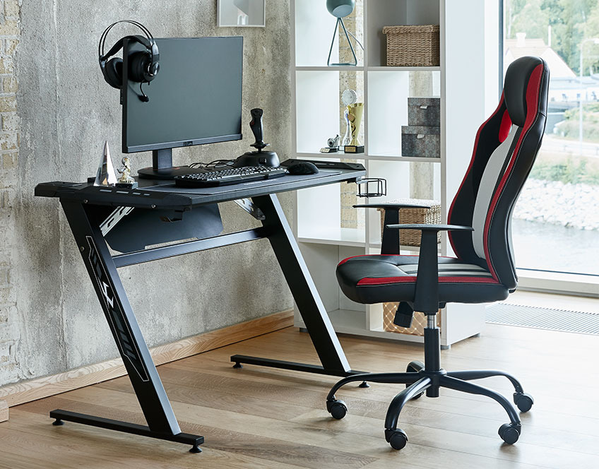 Gaming stolica i kompjuterski sto