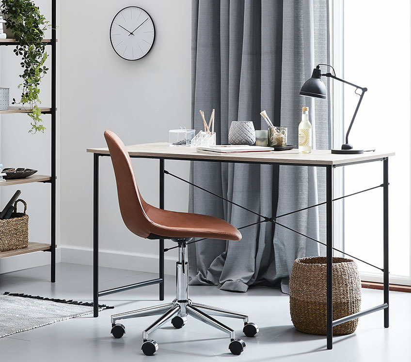 Moderna kancelarijska stolica konjak boje i elegantan radni sto