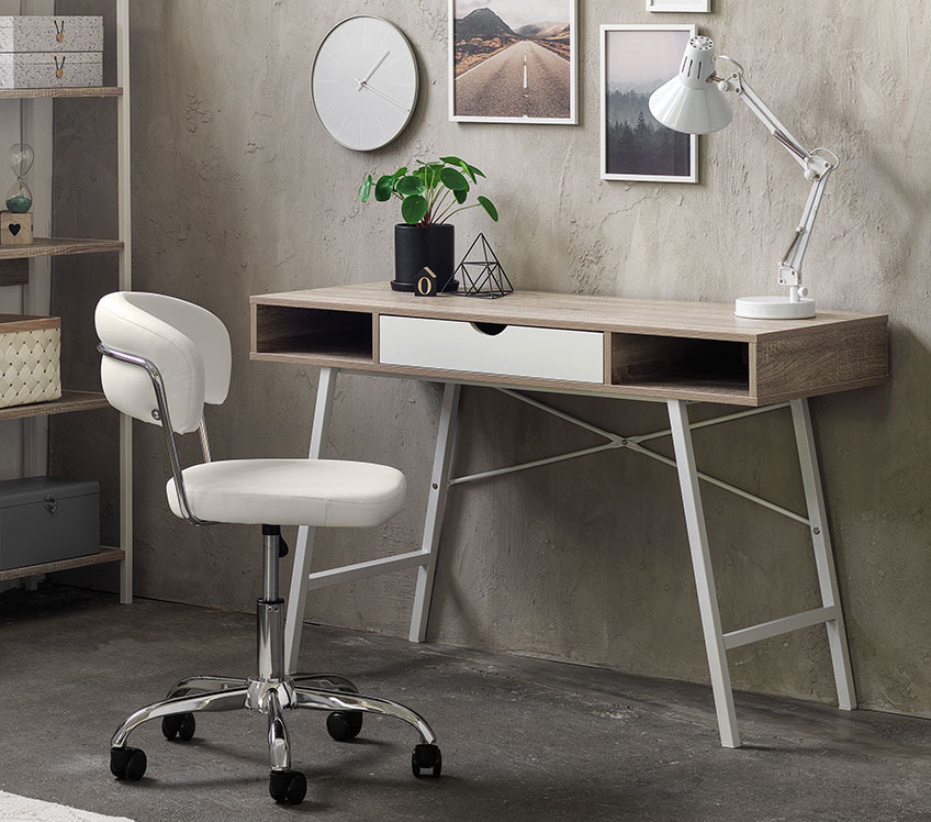 Bela kancelarijska stolica za radnim stolom sa fiokom i prostorom za odlaganje