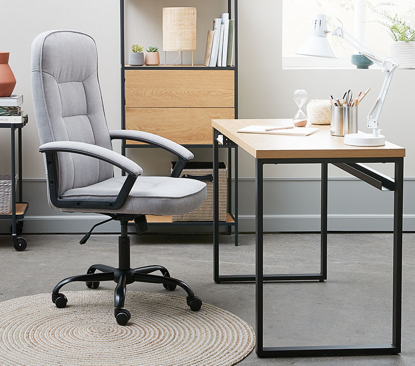 Kancelarijska stolica od sive tkanine za radnim stolom