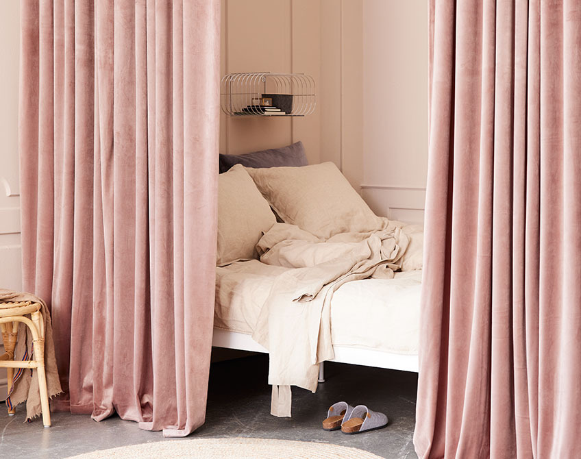 Roze zavese u finkciji razdvajanja područja za spavanje u dnevnoj sobi
