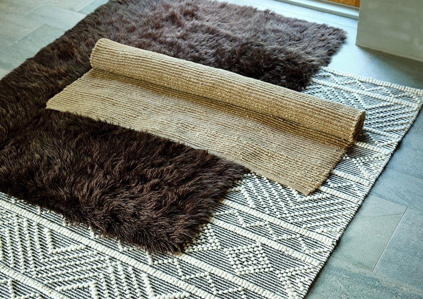 Tepih i prostirke na sivom podu