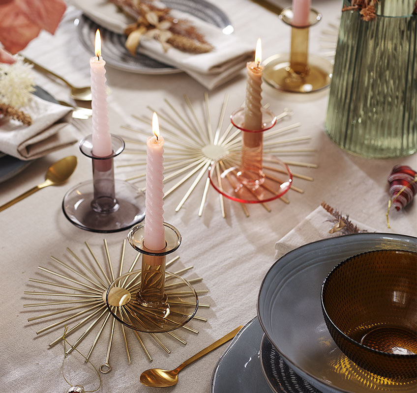 Zlatni ukrasi, svećnjaci i sveće na novogodišnjem stolu