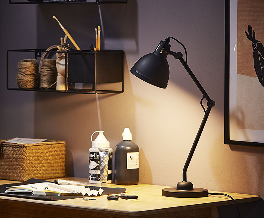 Crna stona lampa na radnom stolu