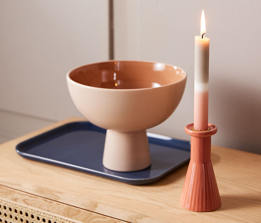 THRISTAN svećnjak sa IGNI svećom, LEIV poslužavnik i CHRIS činija Bowl on a serving platter, beside a candlestick with a striped candle