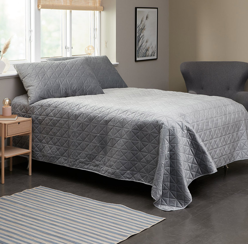 Prekrivač za krevet u sivoj boji