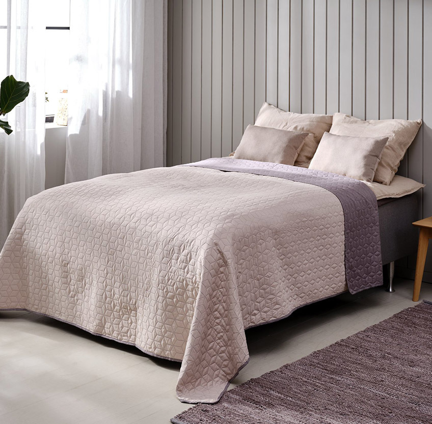 Prekrivač za krevet u rozoj boji