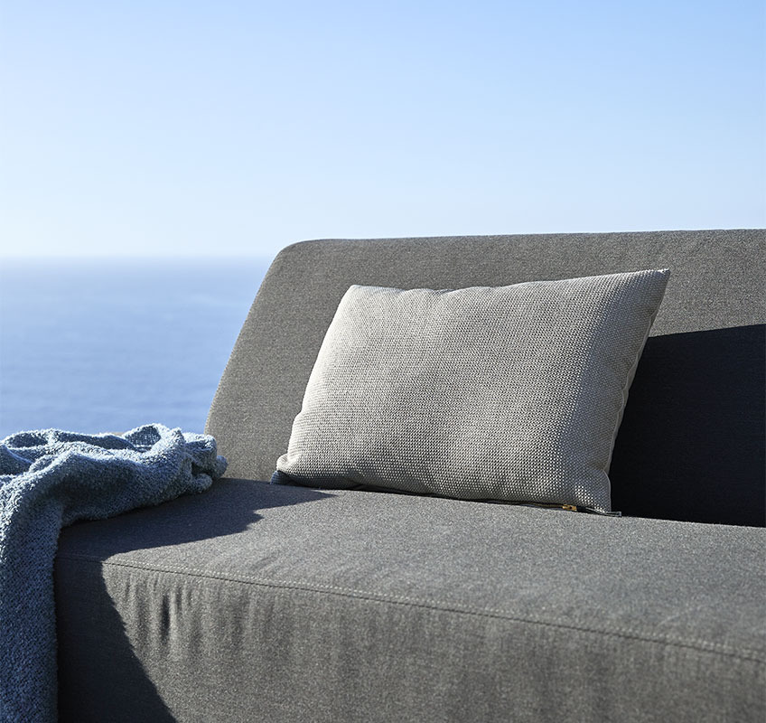 Lounge sofa za 6 osoba tamno sive boje i jastuk