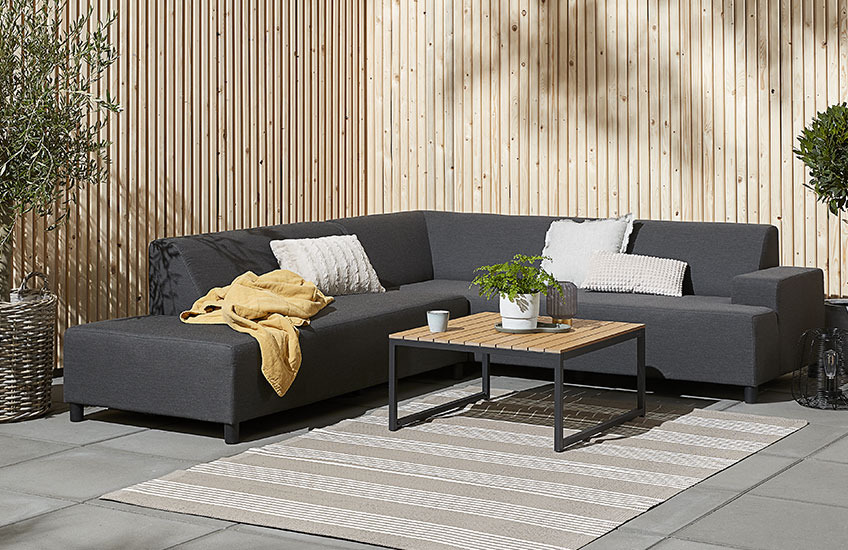 Lounge garnitura sa GAMST lounge stolom i UHRE lounge sofom Velika baštenska lounge sofa i sto
