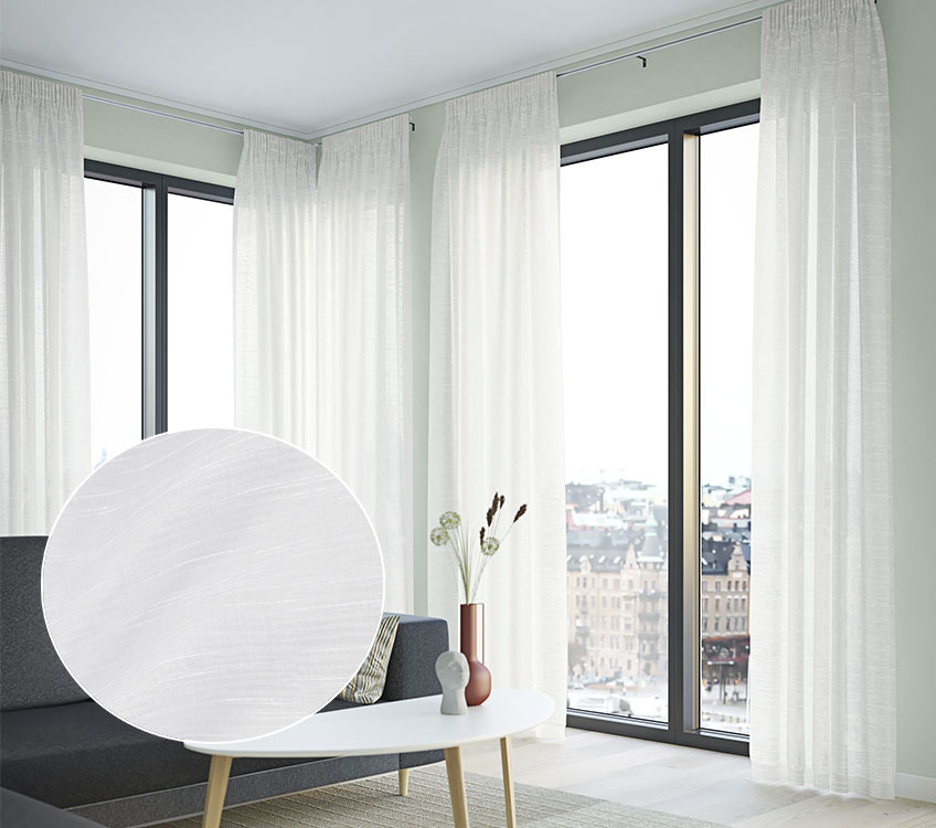 Polu-providne bele zavesena prozorima u dnevnoj sobi
