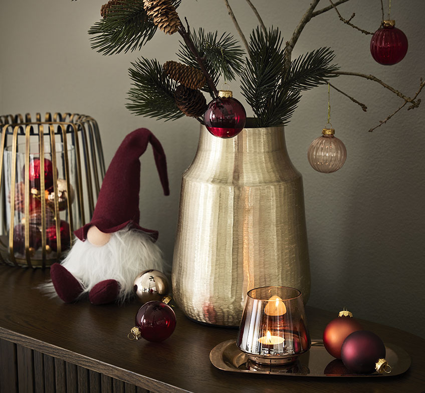 Zlatni svećnjak, novogodišnji vilenjaci i zlatna vaza sa granama i ukrasima