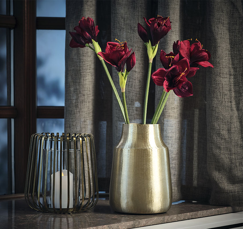 Zlatna vaza i crveno cveće