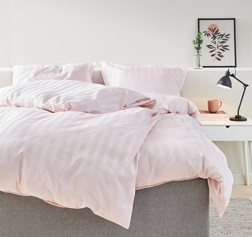 Roze set posteljine na krevetu