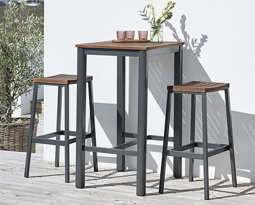 Barski sto i stolice na sunčanoj terasi