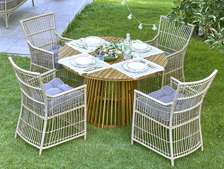 Okrugli baštenski sto sa središnjom bazom i četiri baštenske stolice u bašti
