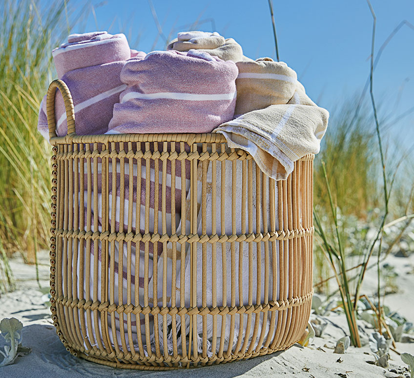 Korpa sa peškirima na plaži