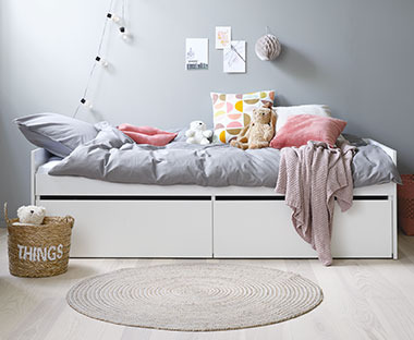 Dečja soba sa belim krevetom, sivom posteljinom i šarenim detaljima