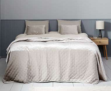 Sivkasti, sjajni prekrivač na krevetu