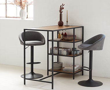 Barski sto sa prostorom za odlaganje i sivo crne barske stolice