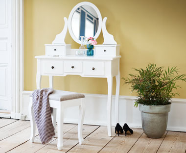 Stolica za šminkanje i toaletni stočić