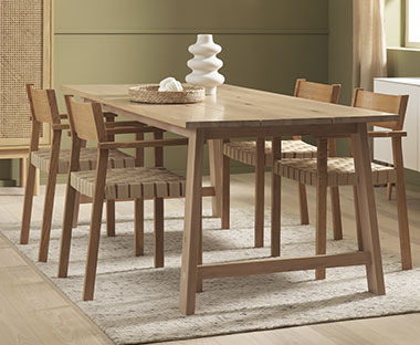 Četiri trpezarijske stolice natur boje za drvenim trpezarijskim stolom