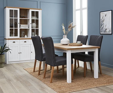 Drveno beli trpezarijski sto, 4 tamne stolice i vitrina